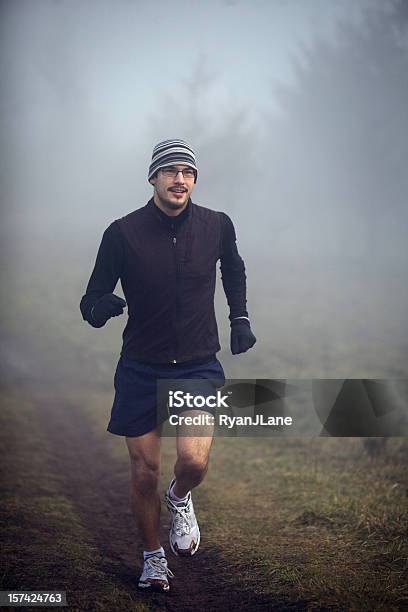 Giovane Uomo In Esecuzione Jogging Nella Nebbia - Fotografie stock e altre immagini di Mattina - Mattina, Uomini, 20-24 anni