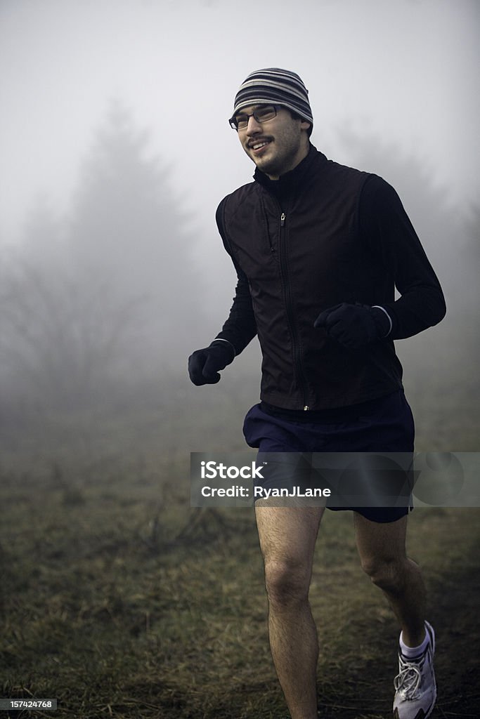 Heureux ensemble sur un matin de courir dans la brume - Photo de 20-24 ans libre de droits