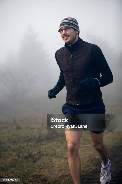 Photo libre de droit de Heureux Ensemble Sur Un Matin De Courir Dans La Brume banque d'images et plus d'images libres de droit de 20-24 ans