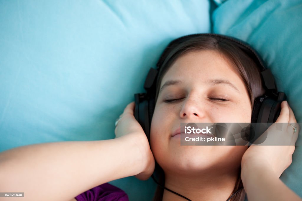 Escuchando música en CAMA - Foto de stock de 18-19 años libre de derechos