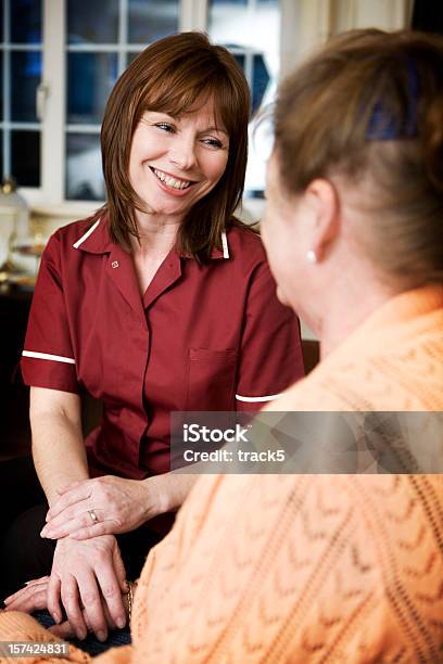 Atención Cordial Personal De Enfermería Tranquilizadores De Un Senior Bien Iluminada Con Una Sonrisa Foto de stock y más banco de imágenes de 30-39 años