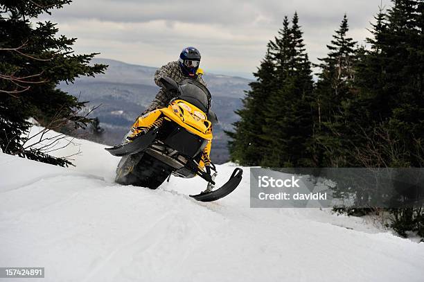 Photo libre de droit de Snowmobiler Sà Un Rythme Rapide Et Soutenu Par Le Col De La Montagne banque d'images et plus d'images libres de droit de 20-24 ans