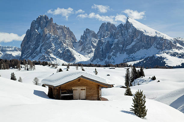 shed de inverno paisagem com de madeira e langkofel mountain (dolomitas, itália - schneelandschaft - fotografias e filmes do acervo