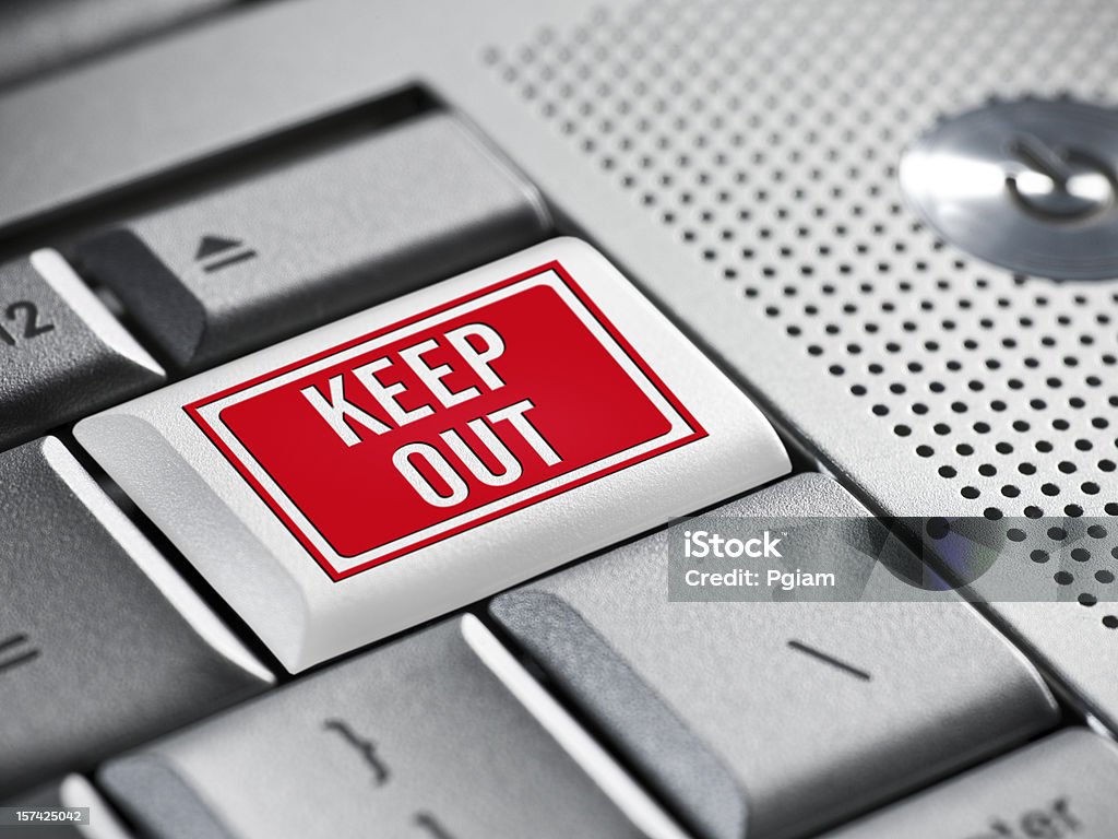 Manter-se alerta em um laptop - Foto de stock de Botão - Peça de Máquina royalty-free