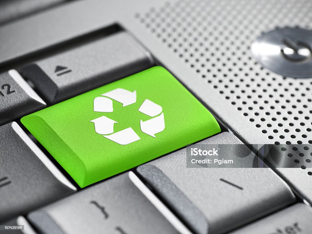 Recycle символ на ноутбук клавиатура - Стоковые фото Беспроводная технология роялти-фри