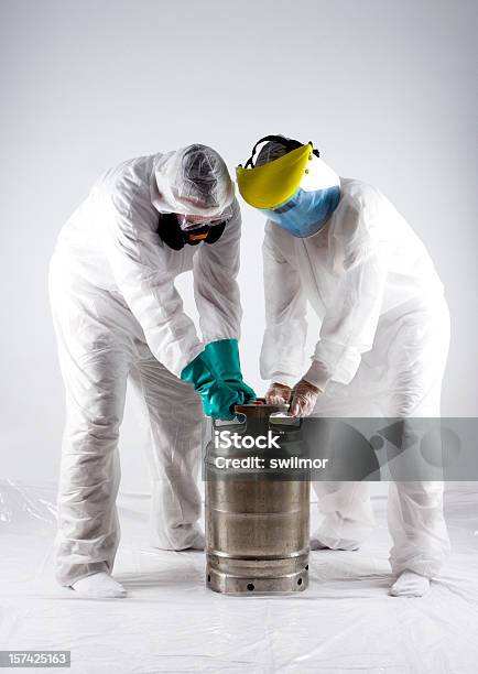 Manuseamento De Materiais Perigosos - Fotografias de stock e mais imagens de Arma Bioquímica - Arma Bioquímica, Limpeza Ambiental, Resíduo Tóxico