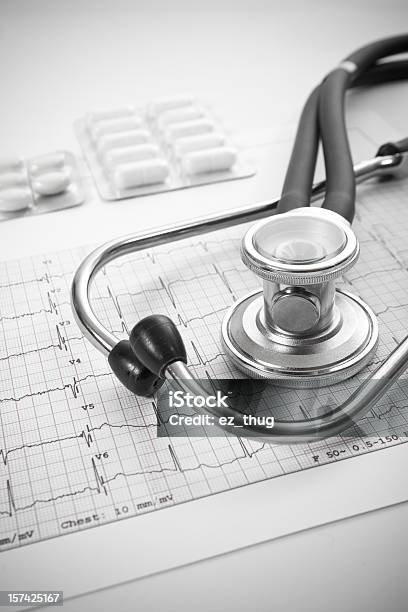 Sthetoscope El Ecg Y Píldoras Foto de stock y más banco de imágenes de ADN - ADN, Accidentes y desastres, Afección médica