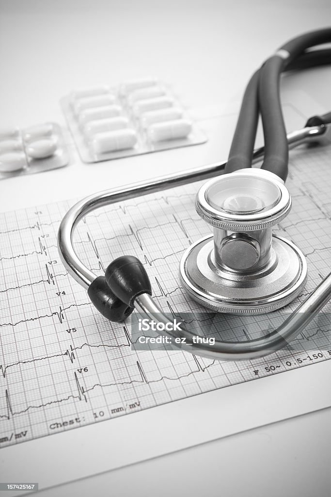 Sthetoscope, EKG e remédios - Foto de stock de Acidentes e desastres royalty-free