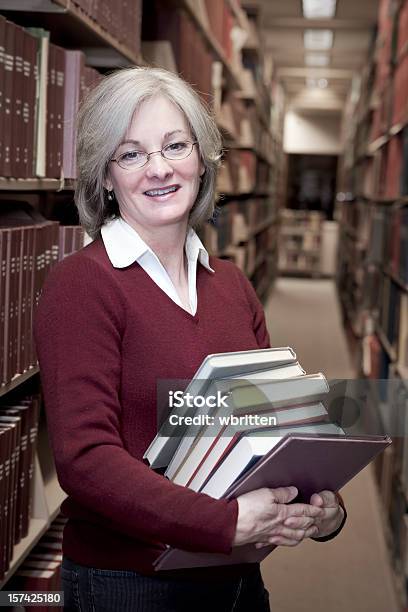 Kobieta W Bibliotece Serii - zdjęcia stockowe i więcej obrazów Bibliotekarz - Bibliotekarz, 45-50 lat, Badania