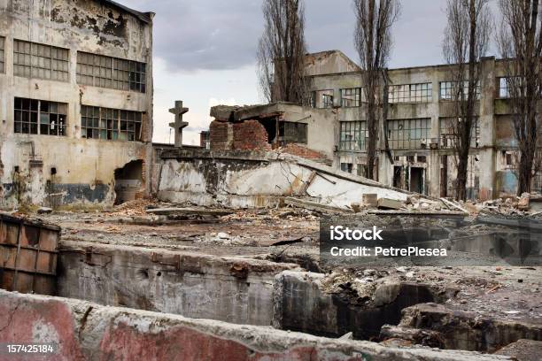 Photo libre de droit de Détruit Bâtiment Industriel Et En Temps De Crise De Lhôtel Courtyard banque d'images et plus d'images libres de droit de Ville - Milieu urbain