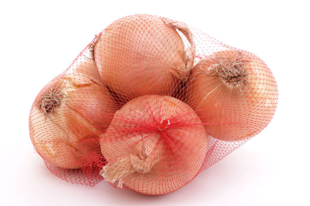 pequeno saco de cebola - onion bag netting vegetable imagens e fotografias de stock