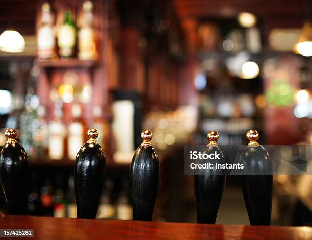 Torneira De Cerveja - Fotografias de stock e mais imagens de Bar - Local de entretenimento - Bar - Local de entretenimento, Bebida, Bebida Alcoólica