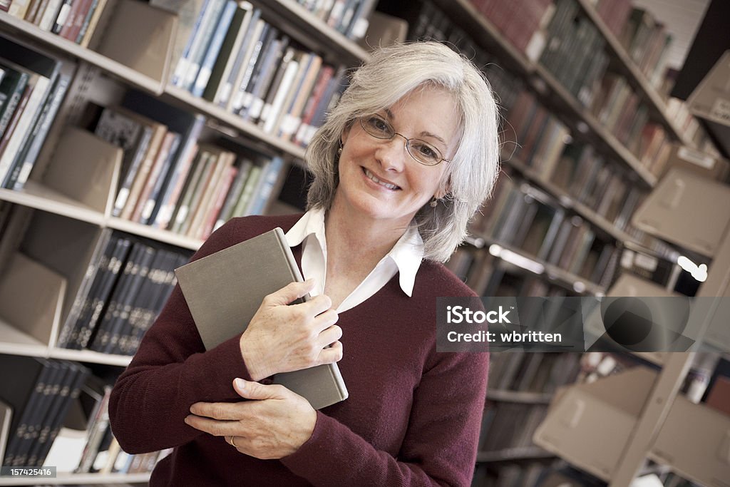 Mulher na biblioteca série (XXL - Royalty-free 45-49 anos Foto de stock