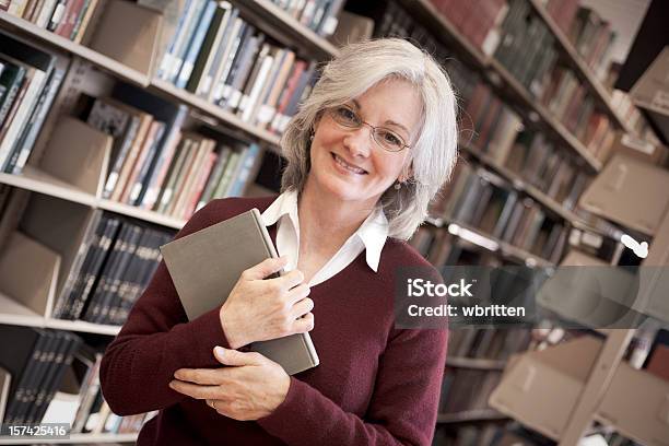 Mulher Na Biblioteca Série Xxl - Fotografias de stock e mais imagens de 45-49 anos - 45-49 anos, Adulto, Adulto de idade mediana