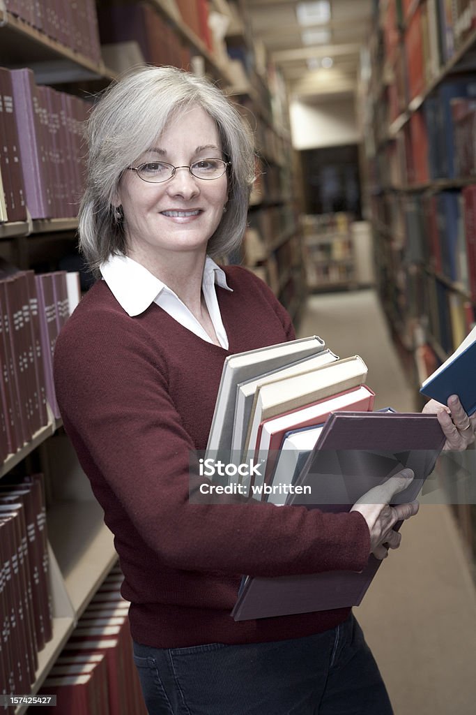 Mujer en la biblioteca serie (XXL - Foto de stock de 45-49 años libre de derechos