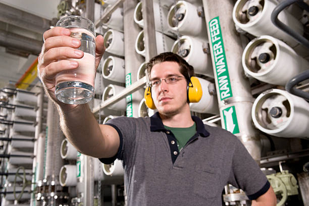 wasser-techniker inspects wasser in öffentlichen versorgungsunternehmen plant - wasserpflanze stock-fotos und bilder