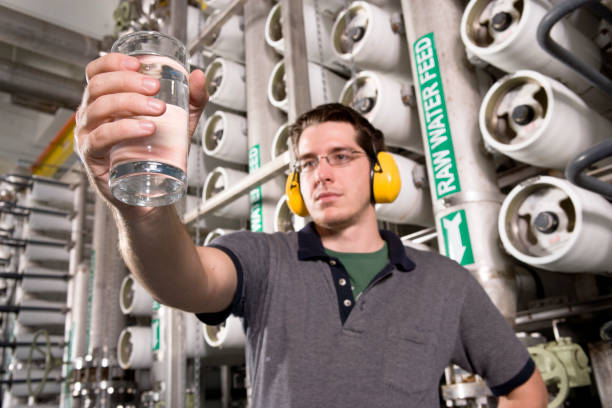 저수시설 기술자 inspects 물 공익설비 공장요 - desalination plant 이미지 뉴스 사진 이미지