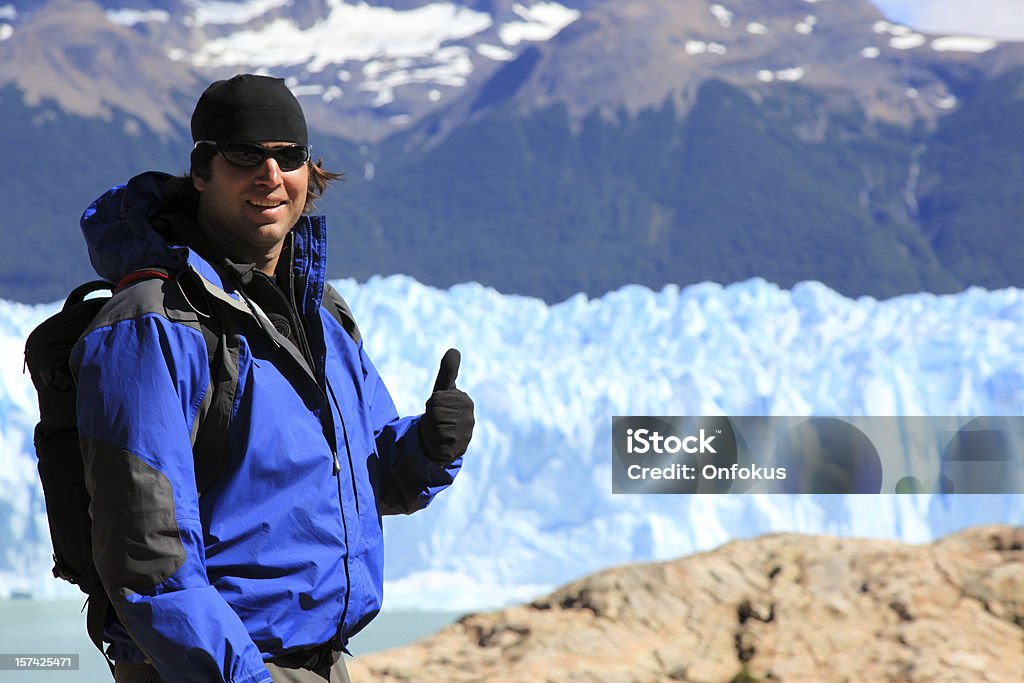 Человек с палец вверх на Perito Moreno Glacier в Патагонии - Стоковые фото Антарктика роялти-фри