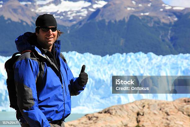 Человек С Палец Вверх На Perito Moreno Glacier В Патагонии — стоковые фотографии и другие картинки Антарктика