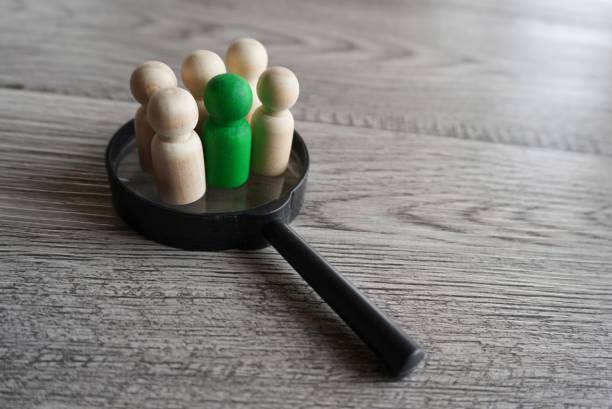 muñecas de madera encima de lupa. - social media marketing branding sign fotografías e imágenes de stock