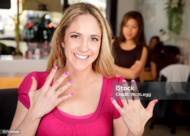 Foto de Mulher Mostrando As Unhas Das Mãos e mais fotos de stock de Unha - Unha, Gabar-se, Cabelo Comprido