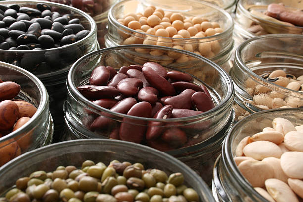 bohnen in krüge - dried beans stock-fotos und bilder