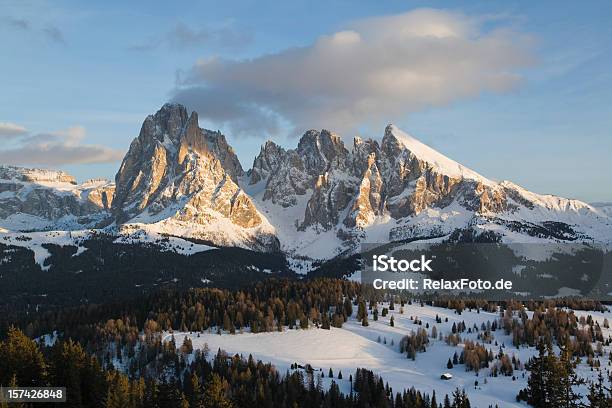 Photo libre de droit de Cimes Ensoleillées De Sella Montagnes Dolomites Xxxl banque d'images et plus d'images libres de droit de Langkofel