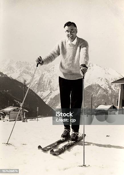 Skifahren In Den 1950 Er Jahren Stockfoto und mehr Bilder von Altertümlich - Altertümlich, Skifahren, 1950-1959