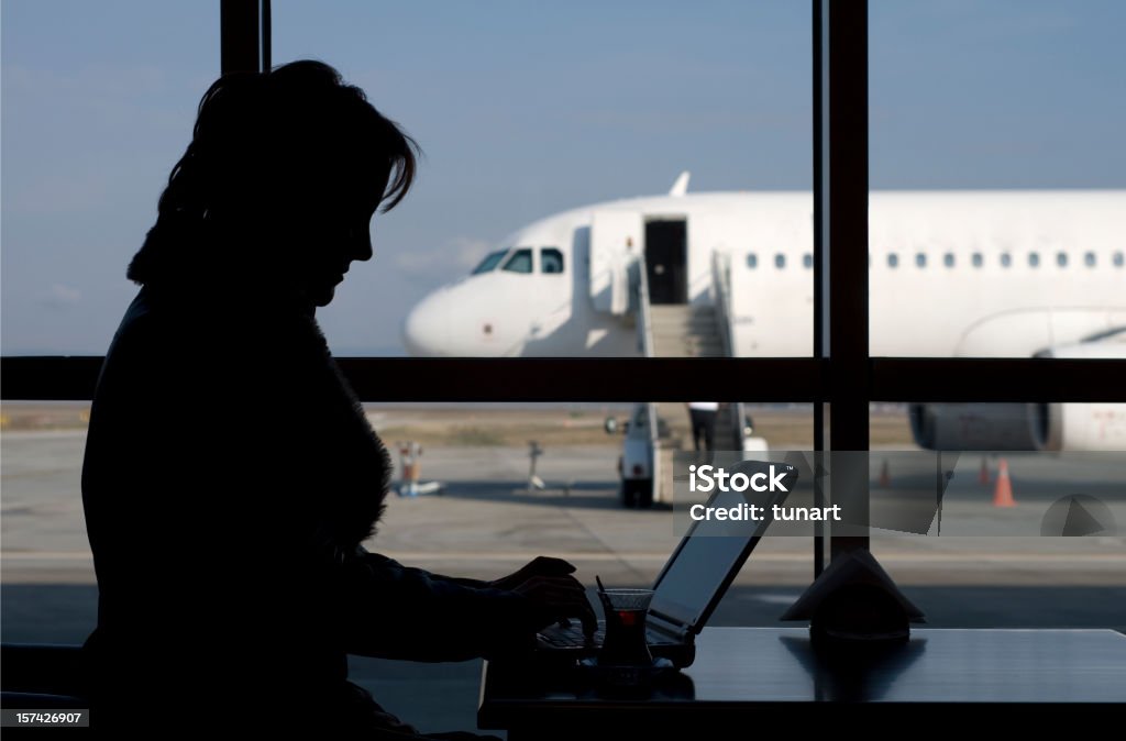 Femme à l'aide d'un ordinateur portable - Photo de Adulte libre de droits