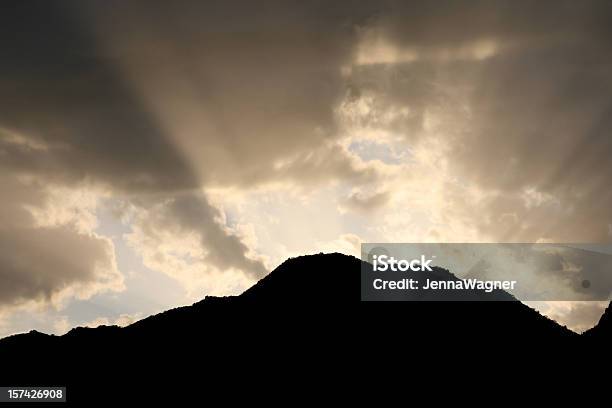 Niebo Za Mountain - zdjęcia stockowe i więcej obrazów Bez ludzi - Bez ludzi, Brzask, Chmura