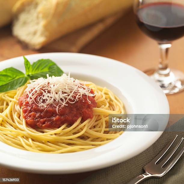 Photo libre de droit de Spaghetti À La Sauce Tomate banque d'images et plus d'images libres de droit de Fromage - Fromage, Râpé, Pâtes alimentaires