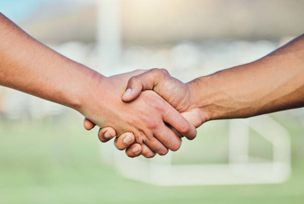 Football, team handshake and partnership at stadium for sports deal, support or agreement. Collaboration, shaking hands and soccer players welcome to game, competition and workout for exercise match. fútbol, apretón de manos del equipo y asociación en el estadio para un acuerdo, apoyo o acuerdo deportivo. colaboración, estrechamiento de manos y jugadores de fútbol bienvenidos al juego, la competencia y el entrenamiento para el partido de ejercicio