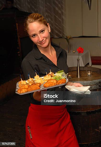Piękne Kelnerka - zdjęcia stockowe i więcej obrazów Dostawca cateringowy - Dostawca cateringowy, Taca, Jedzenie