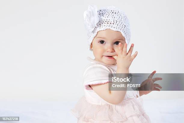 Baby Девочка — стоковые фотографии и другие картинки 12-17 месяцев - 12-17 месяцев, Весёлый, Выражение лица
