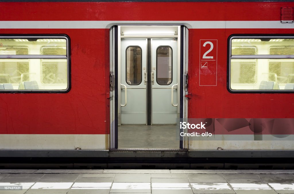 Attente train avec des portes - Photo de Arrivée libre de droits