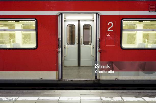 In Attesa Del Treno Con Porte Aperte - Fotografie stock e altre immagini di Arrivo - Arrivo, Treno, Aspettare