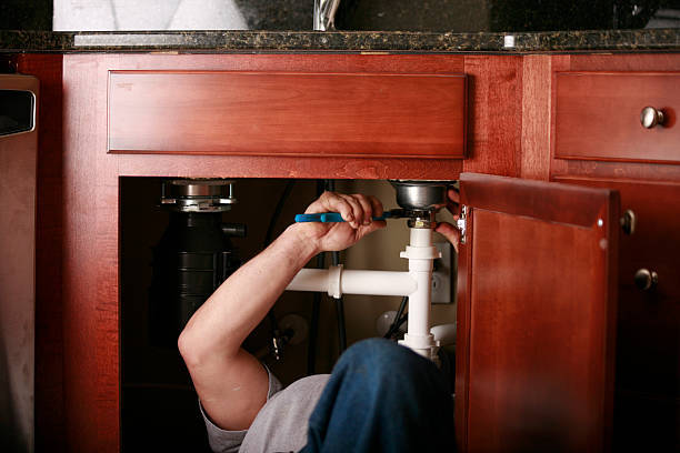 Professionelle Klempner installieren ein Spülbecken – Foto