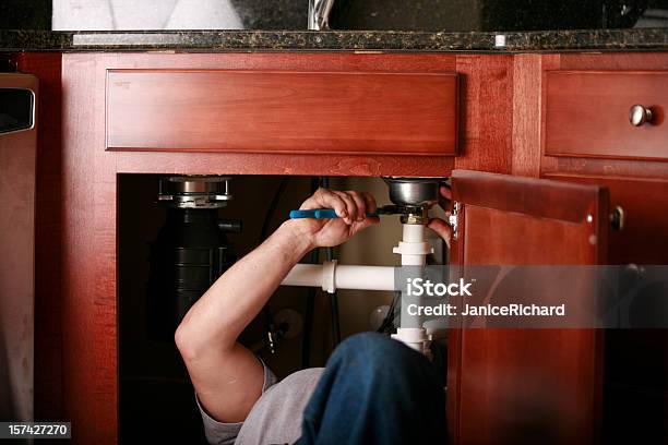 Profesional De Fontanero Instalar Un Lavamanos De La Cocina Foto de stock y más banco de imágenes de Gestión de residuos