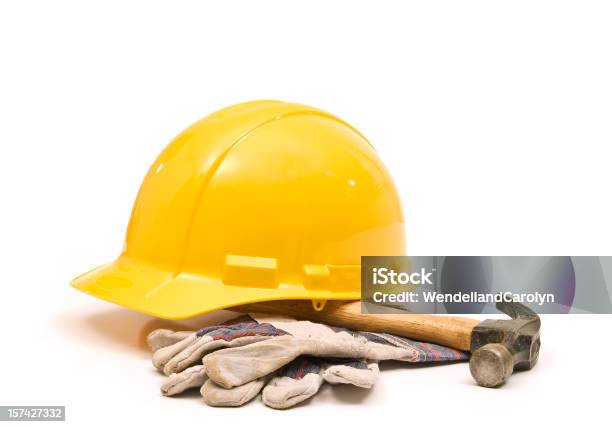 Bauarbeiterhelm Hammer Und Handschuhe Stockfoto und mehr Bilder von Arbeitshandschuh - Arbeitshandschuh, Arbeitssicherheit, Ausrüstung und Geräte