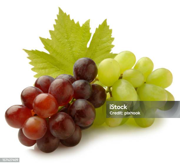 Uvas Foto de stock y más banco de imágenes de Color - Tipo de imagen - Color - Tipo de imagen, Comida sana, Fondo blanco