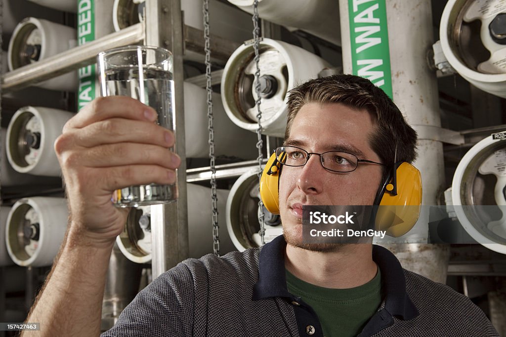 Techniker in umgekehrter Reihenfolge Osmose Wasseraufbereitungsanlage Schecks Qualität - Lizenzfrei Kläranlage Stock-Foto