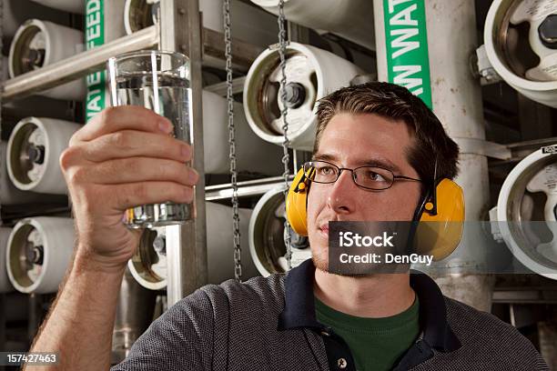 Técnico De Osmose Inversa Sistema De Purificação De Água De Controlo De Qualidade - Fotografias de stock e mais imagens de Estação de Tratamento de Esgotos