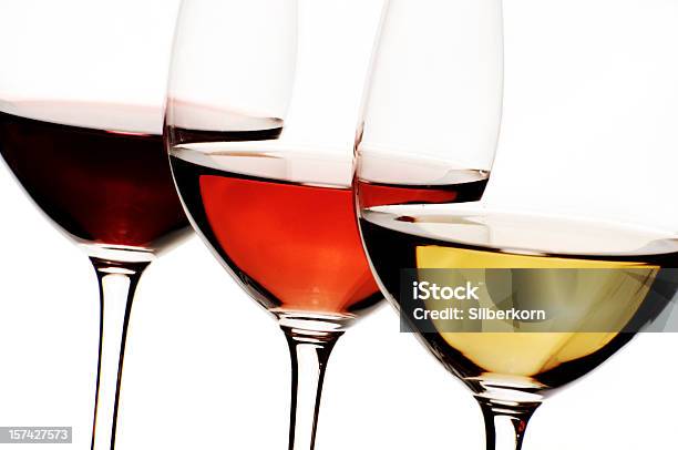 Blanco Y Rojo Vino Rose Foto de stock y más banco de imágenes de Copa de Vino - Copa de Vino, Fondo blanco, Rojo