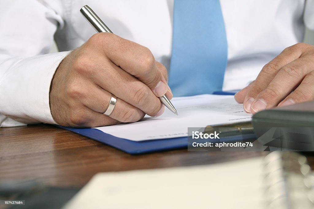 Un hombre de negocios de firmar un contrato - Foto de stock de Acuerdo libre de derechos