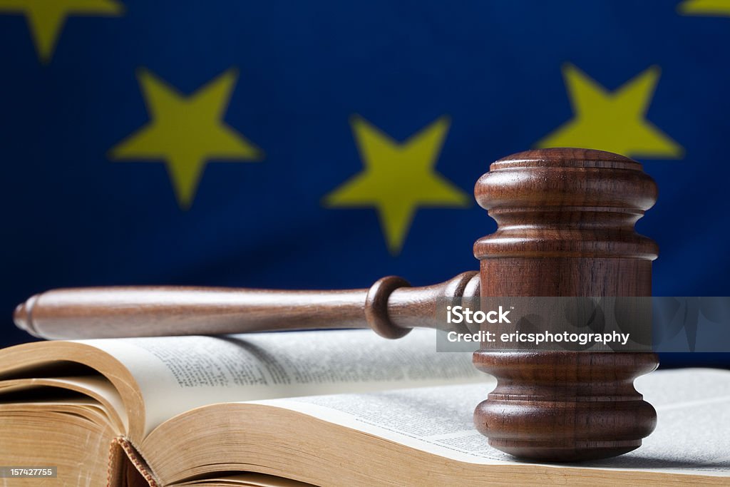Martillo y libro de derecho de la bandera de la UE - Foto de stock de Derecho libre de derechos