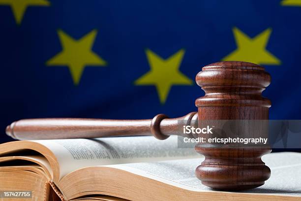 Martillo Y Libro De Derecho De La Bandera De La Ue Foto de stock y más banco de imágenes de Derecho - Derecho, Unión Europea, Europa - Continente