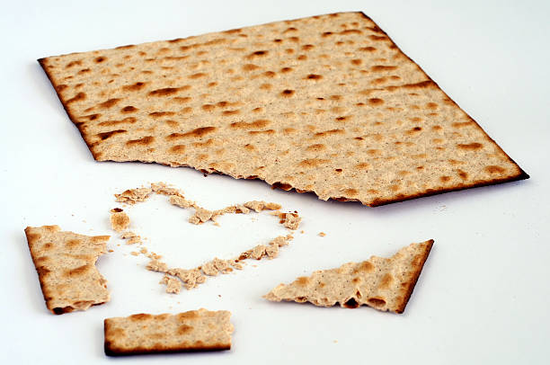счастливый еврейский песах - passover matzo judaism broken стоковые фото и изображения