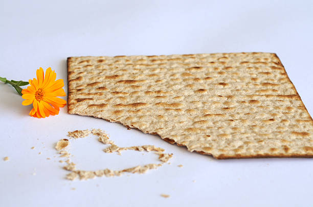 счастливый песах - passover matzo judaism broken стоковые фото и изображения