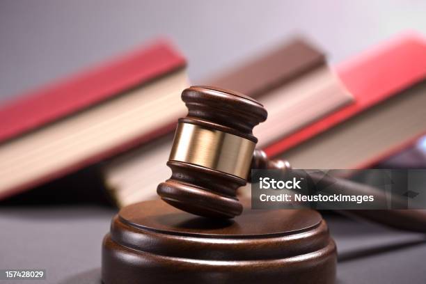 Mazo De Madera Y Ley Libros En La Fila Sobre Fondo Foto de stock y más banco de imágenes de Derecho - Derecho, Libro, Justicia - Conceptos