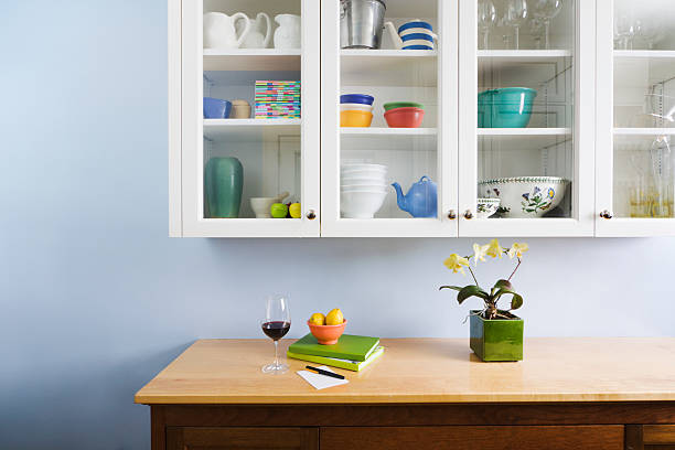 privatküche arbeitsplatte und schrank anzeige von ordentlich organisation - glass wineglass empty dishware stock-fotos und bilder